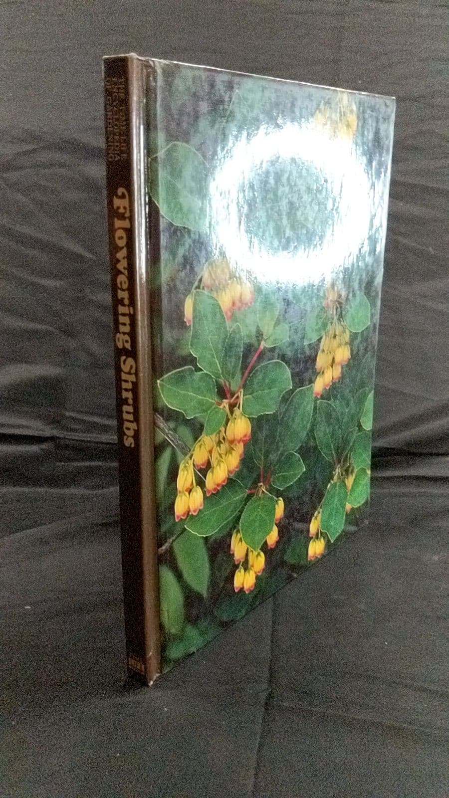 Flowering Shrubs by James Underwood Crockett and the Editors of Time-Life Books - front cover