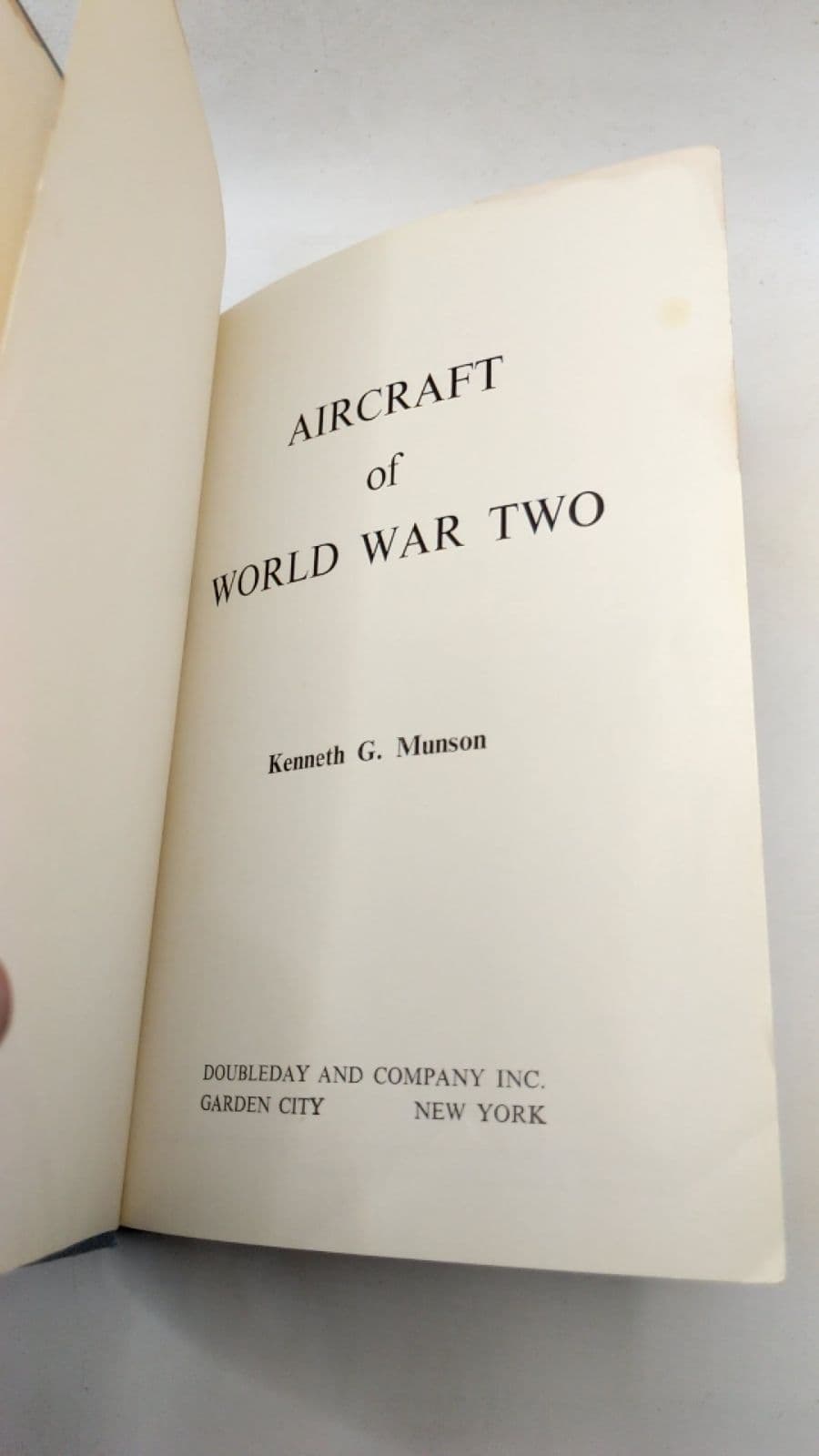Aircraft of World WAR TWO by Kenneth G. Munson - title page