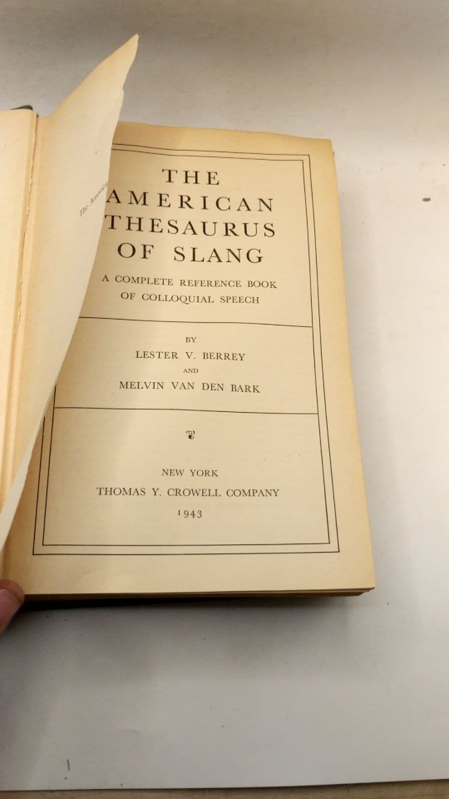 The American Thesaurus of Slang: A Complete Reference Book of Colloquial Speech by Lester V. Berrey and Melvin Van Den Bark - title page
