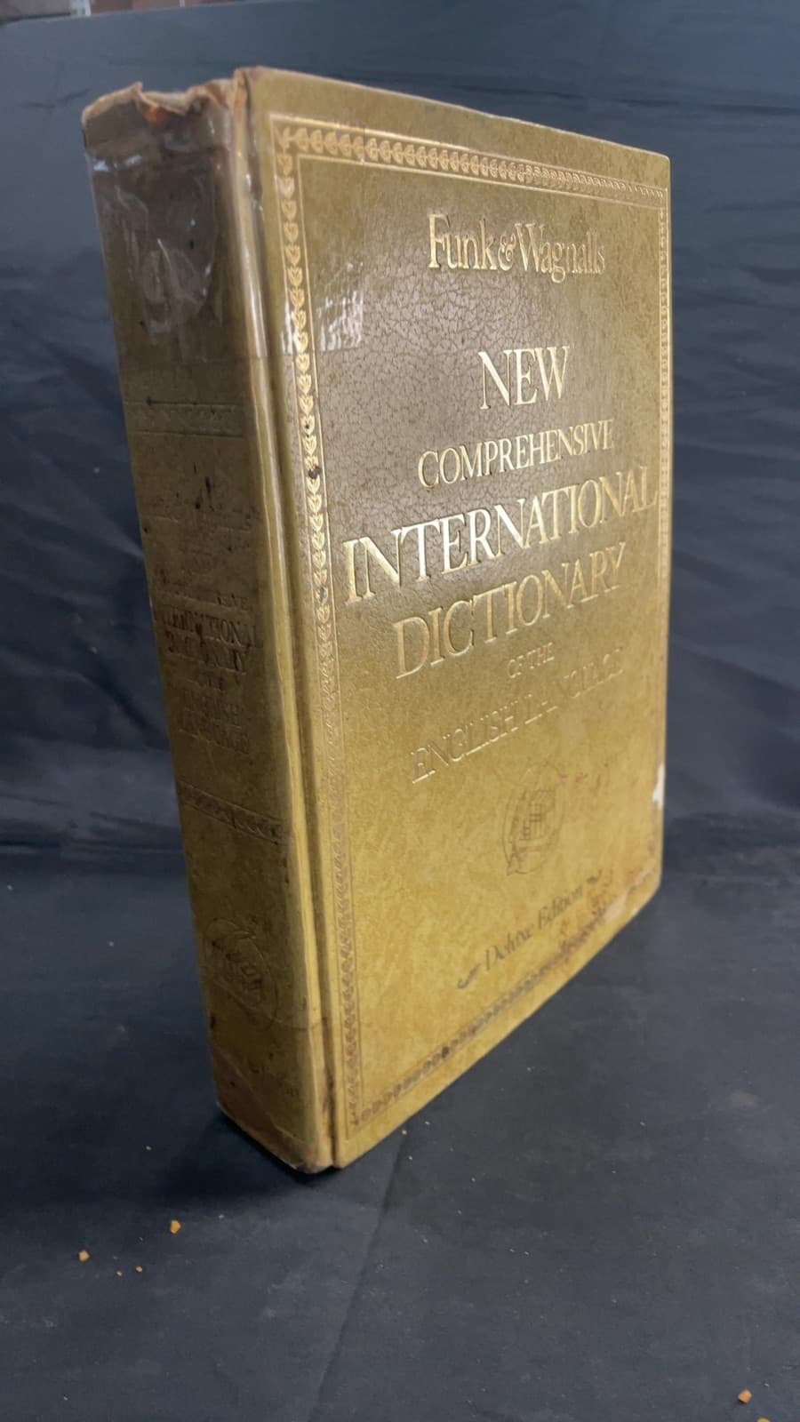 Funk & Wagnalls New Comprehensive International Dictionary... Vol. 2 - front cover