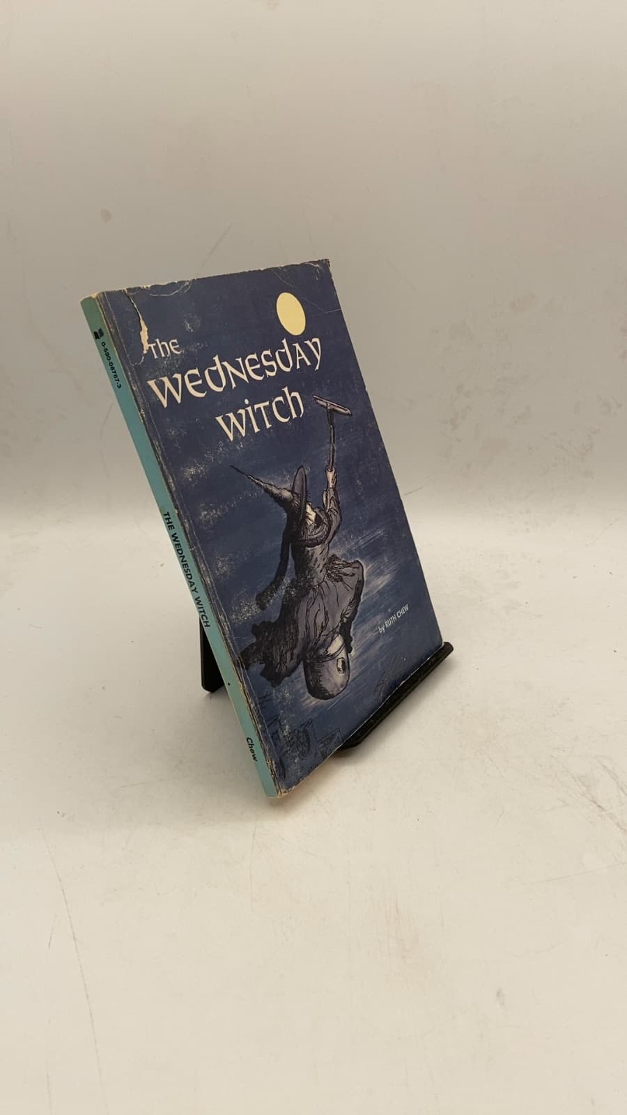 The Wednesday Witch by Ruth Chew - front cover