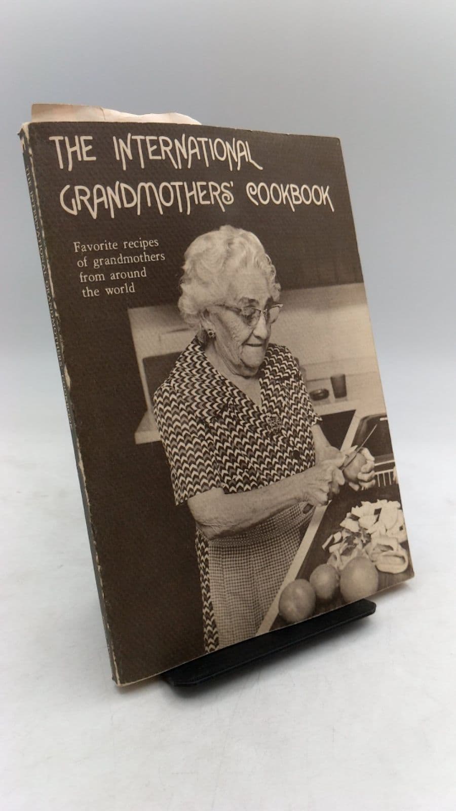 THE International Grandmothers' Cookbook by Eileen Weppner - front cover