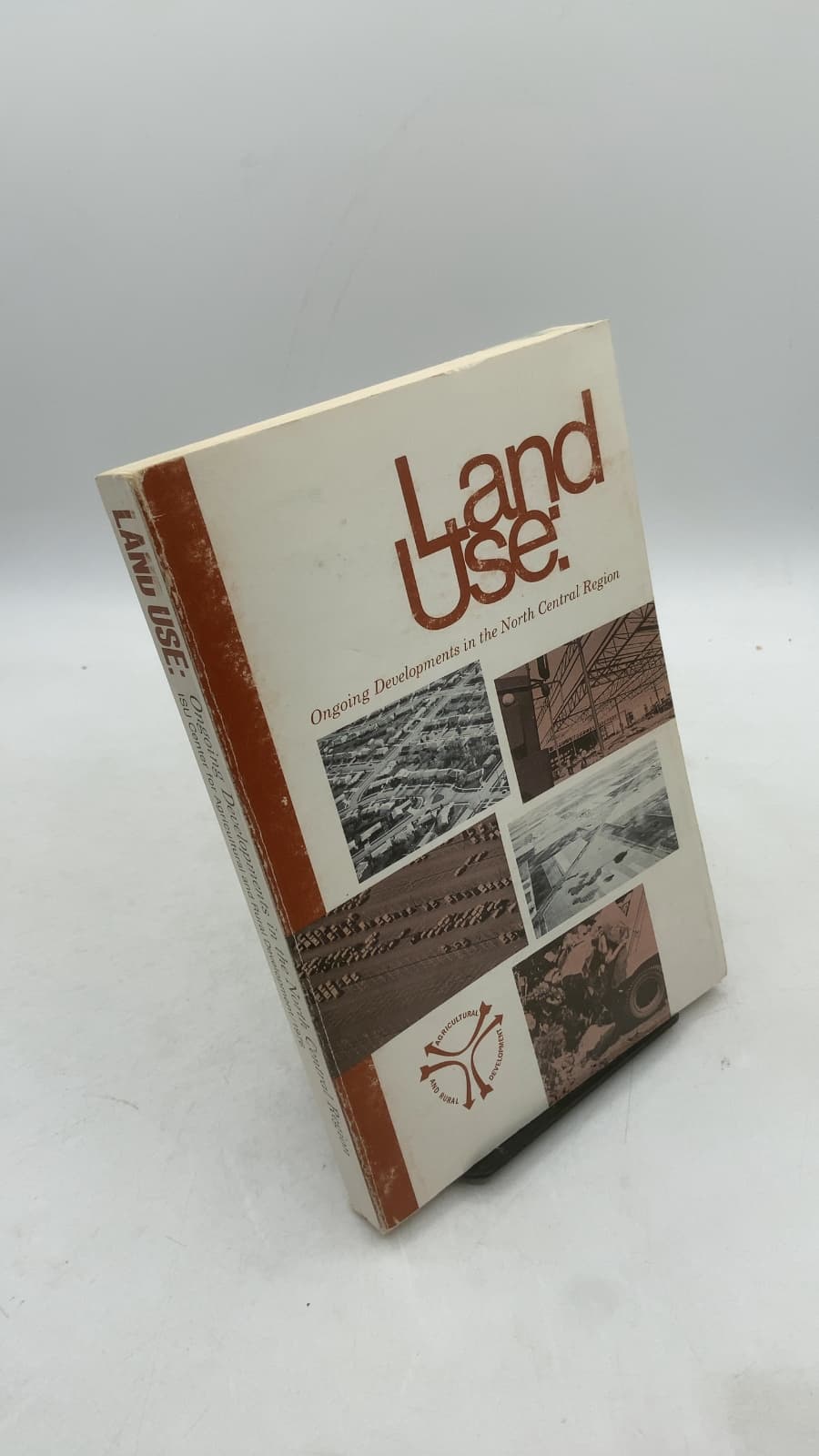 Land Use: Ongoing Developments in the North Central Region by William A. Huemoeller, Kenneth J. Nicol, Earl O. Heady, Brent W. Spaulding - front cover
