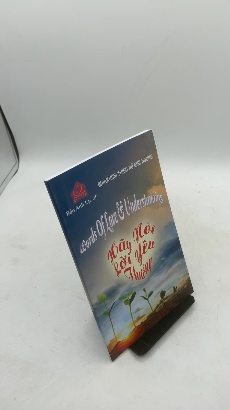 Words of Love & Understanding (Hãy Nói Lời Yêu Thương) by Bhikkhunī Thích Nữ Giới Hương - front cover