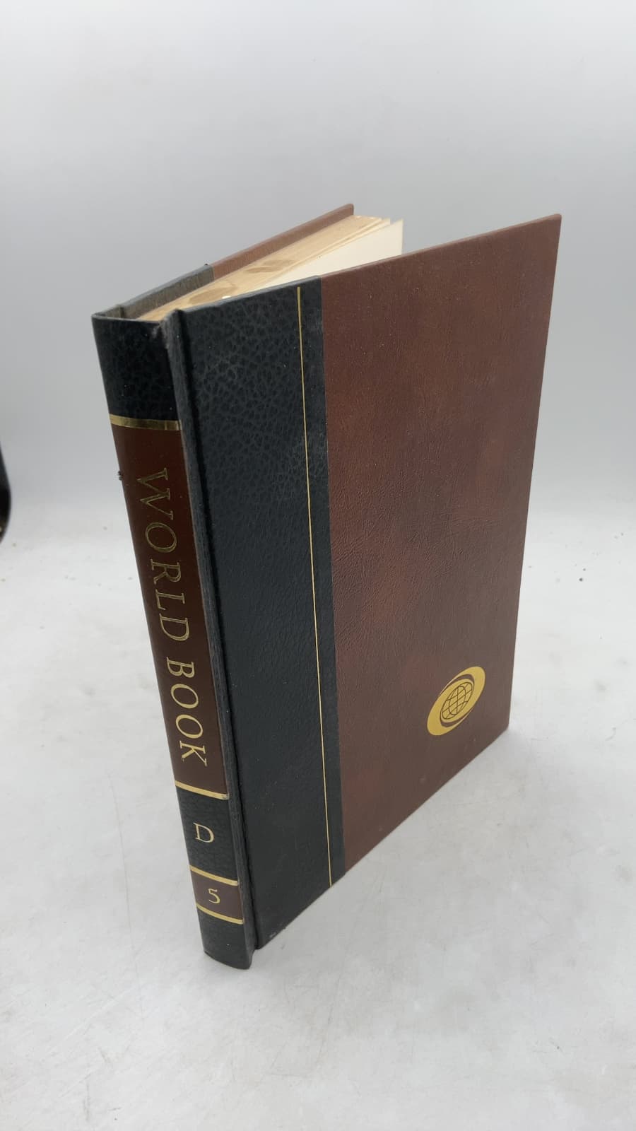 The World Book Encyclopedia: D Volume 5 - front cover