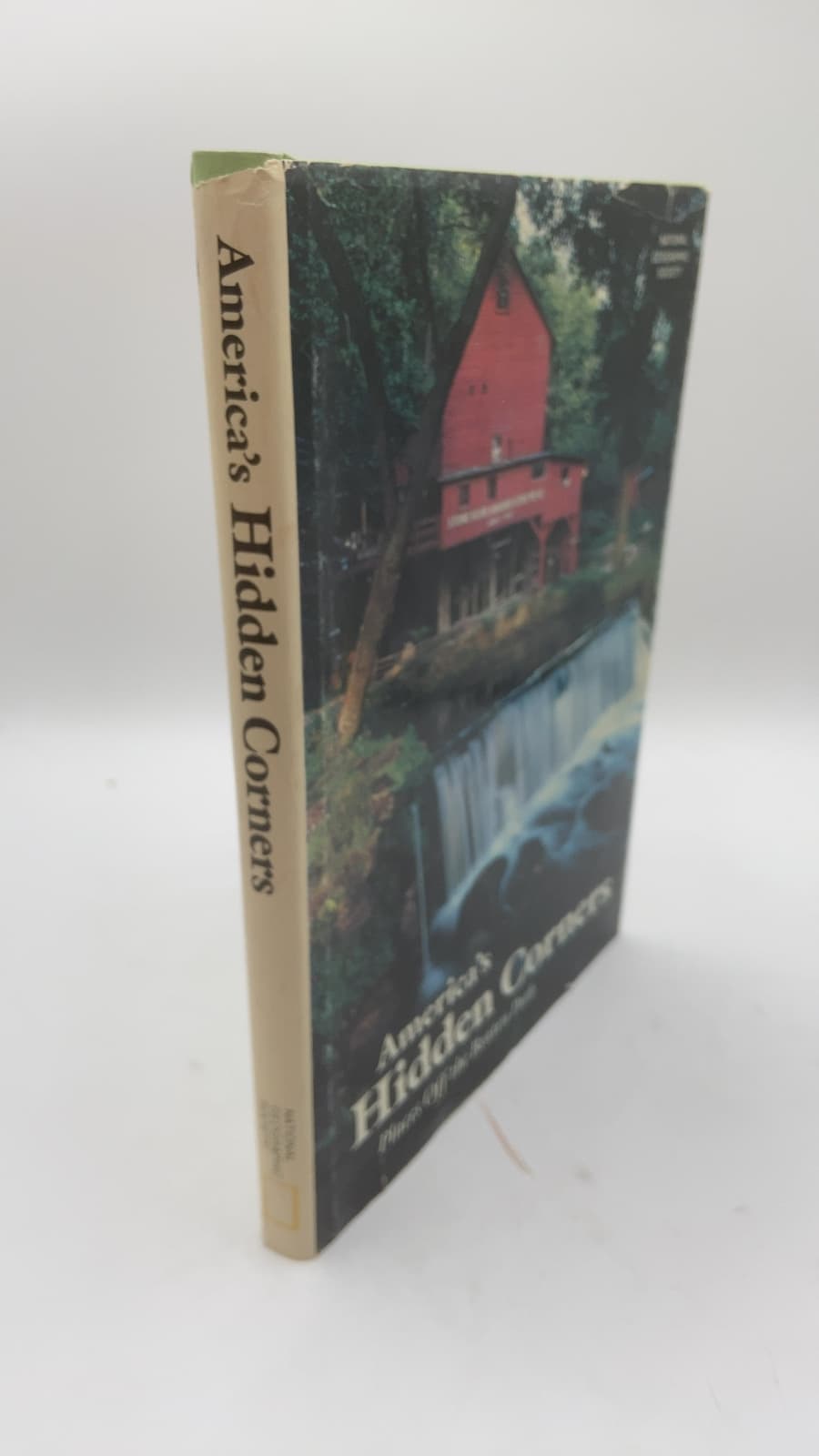 America's Hidden Corners: Places Off the Beaten Path by National Geographic Society - front cover