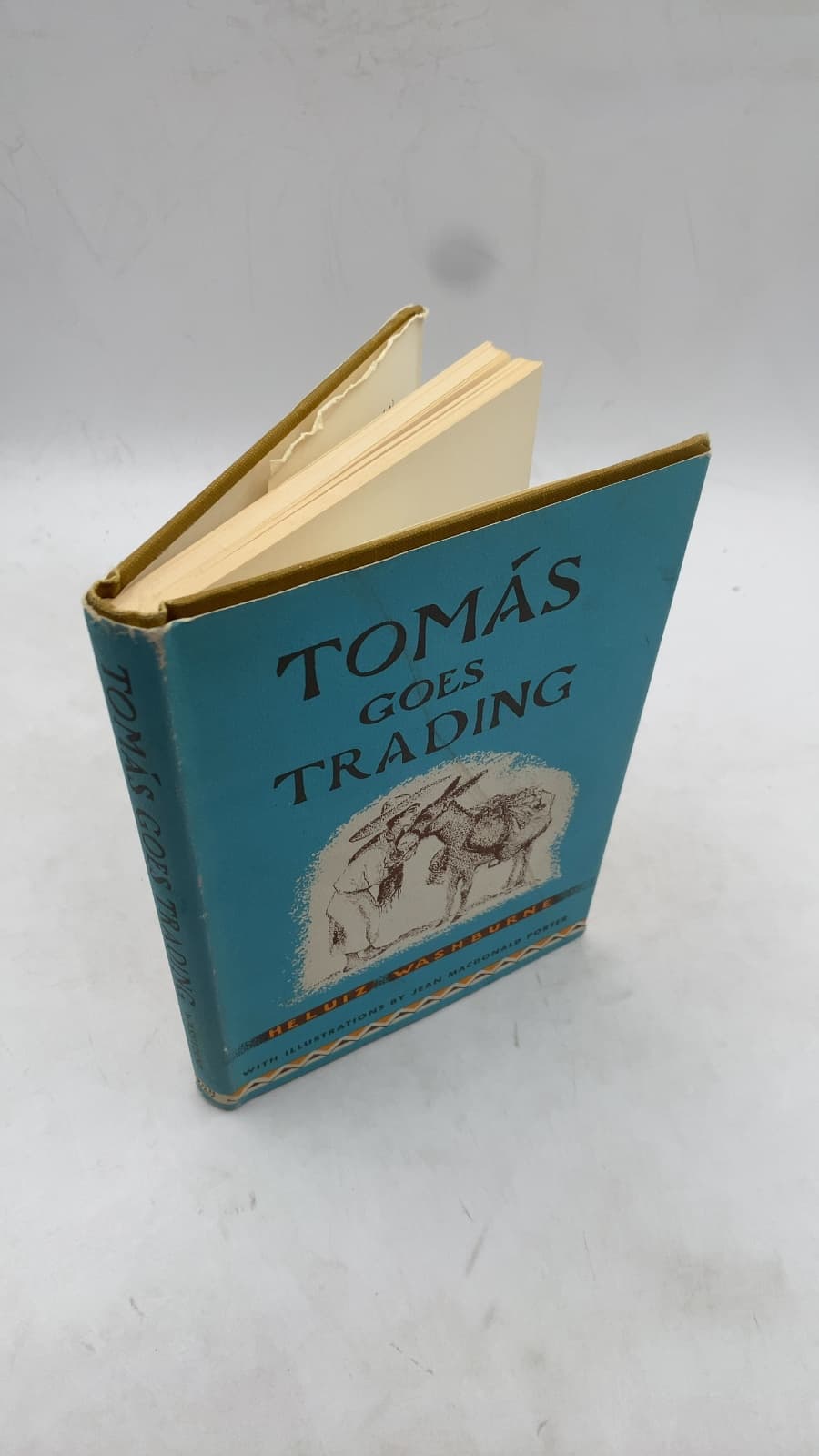 Tomás Goes Trading by Heluiz Washburne - front cover