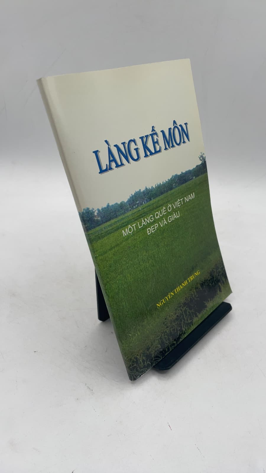 Làng Kế Môn: Một Làng Quê Ở Việt Nam Đẹp Và Giàu Vô Ngần by Nguyễn Thanh Trung - front cover