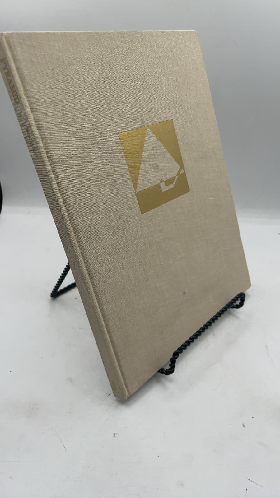 Pyramid by David Macaulay - front cover