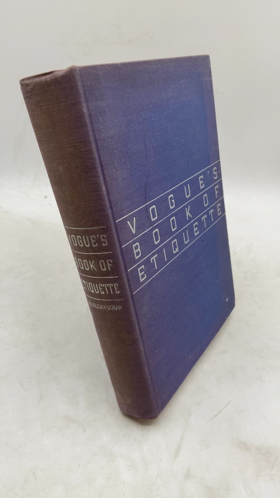 Vogue's Book of Etiquette by The Editors of Vogue - front cover
