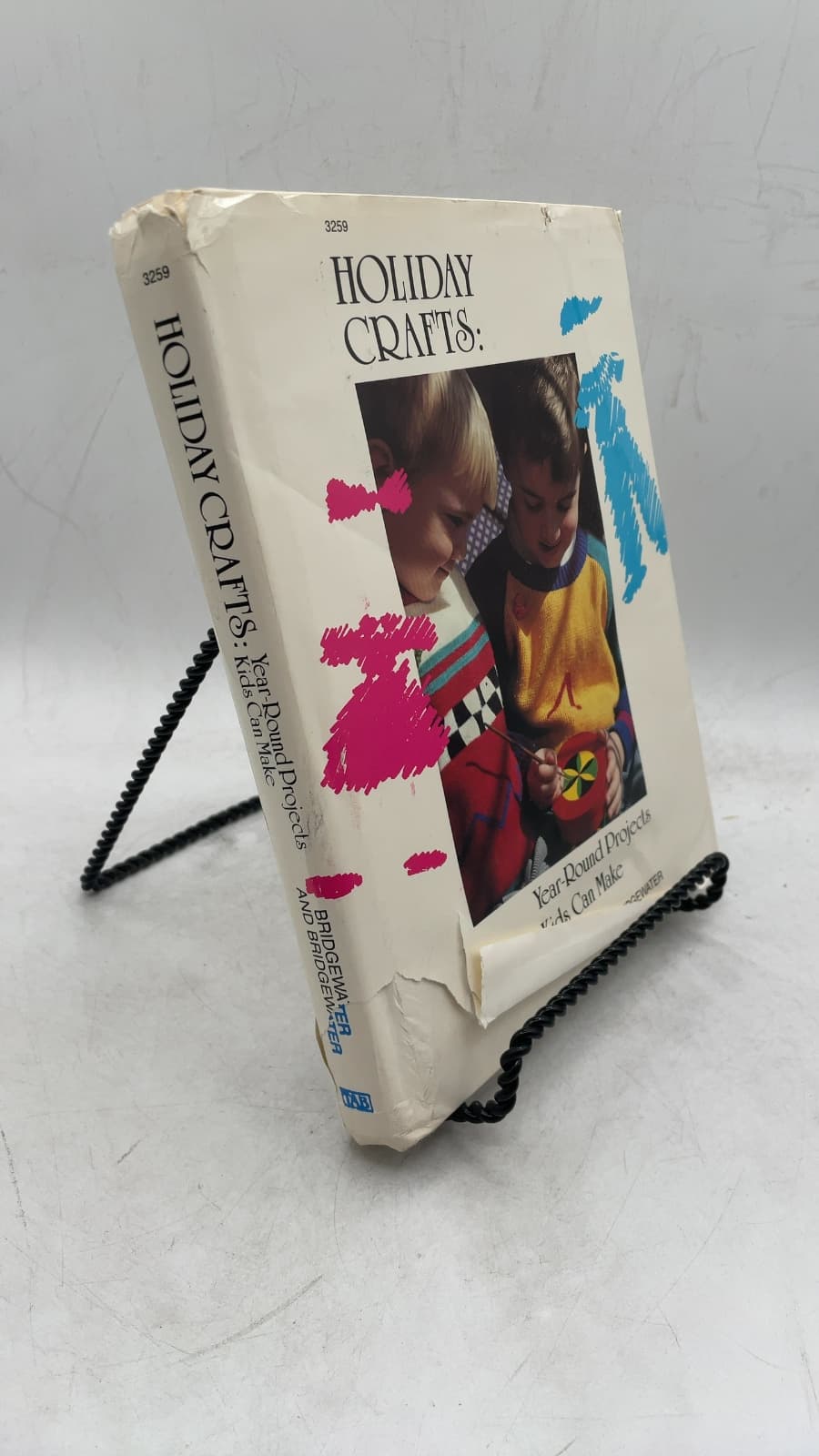 Holiday Crafts: Year-Round Projects Kids Can Make by Alan & Gill Bridgewater - front cover