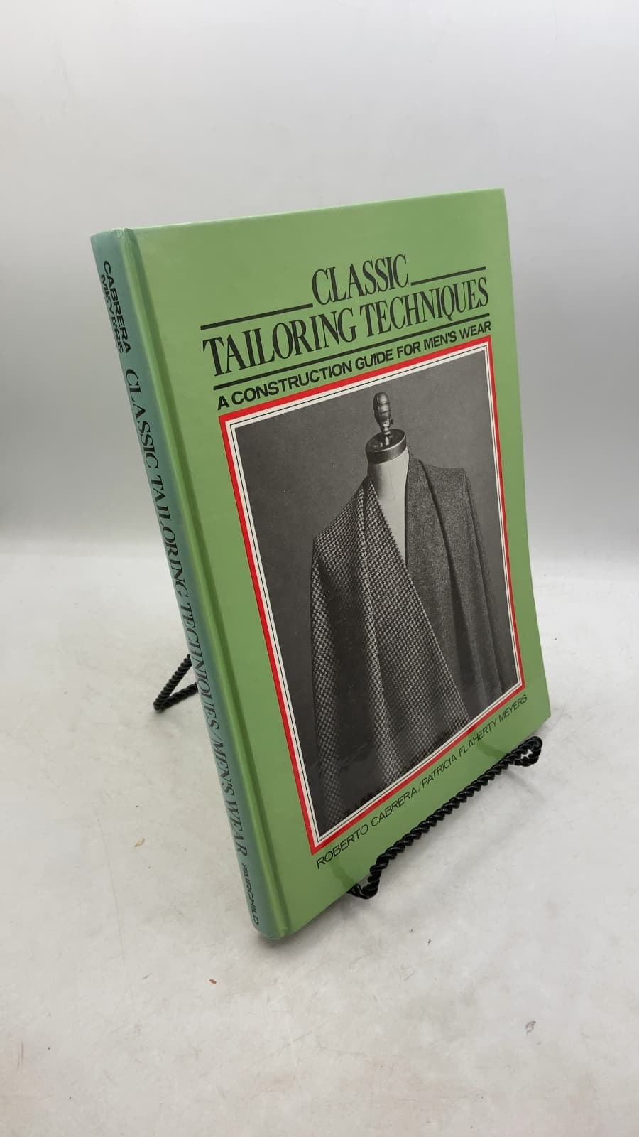 Classic Tailoring Techniques: A Construction Guide FOR Men's Wear by Roberto Cabrera and Patricia Flaherty Meyers - front cover