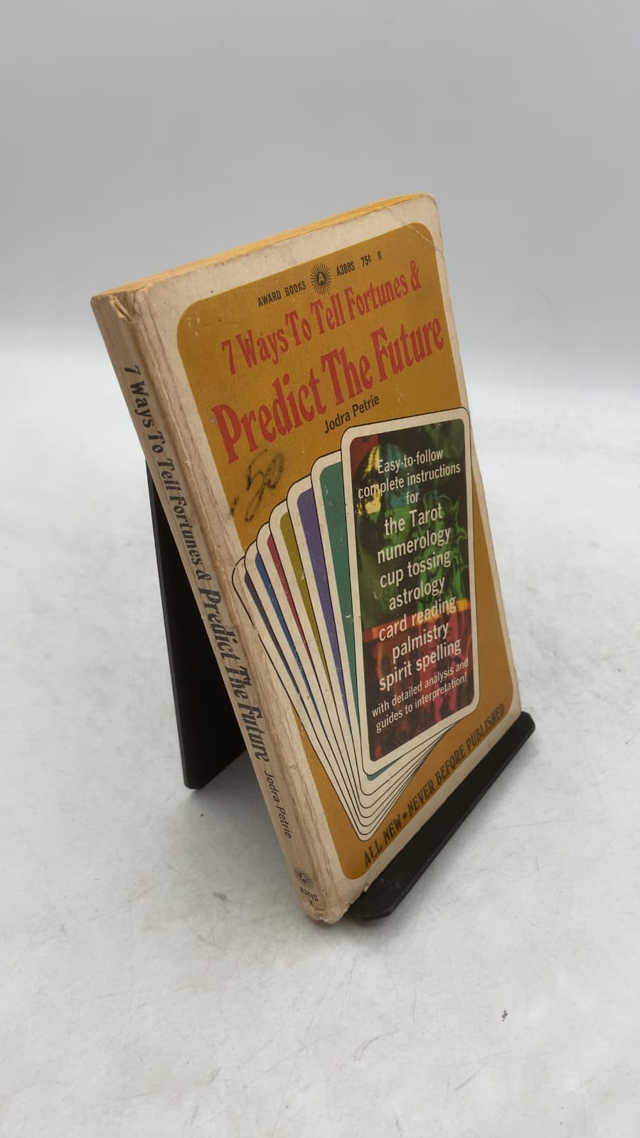 Seven Ways to Tell Fortunes and Predict the Future by Jodra Petrie - front cover