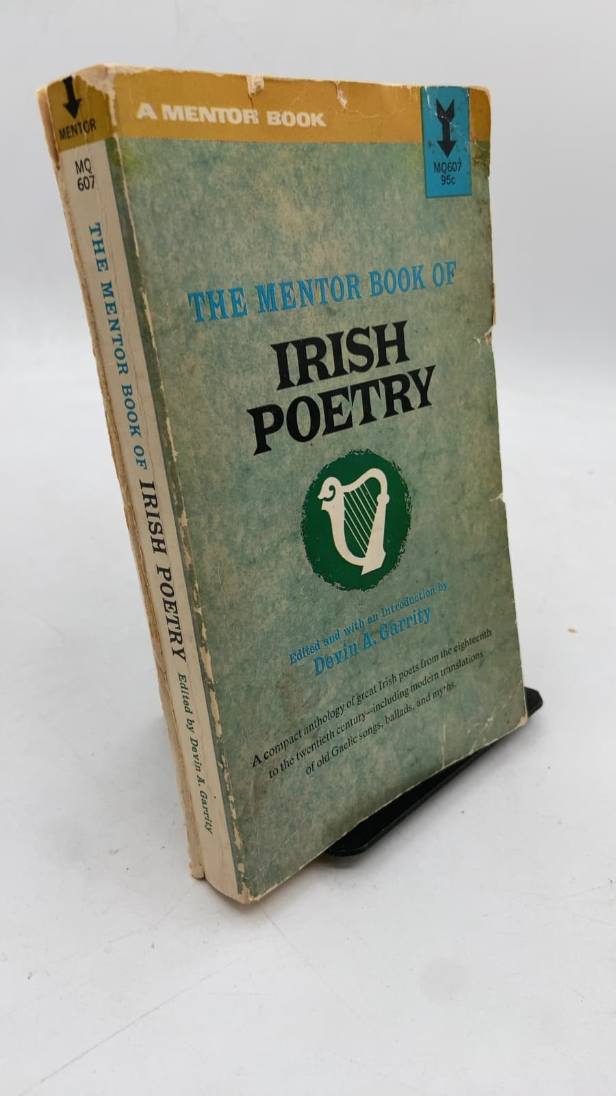 The Mentor Book of Irish Poetry by Devin A. Garrity - front cover