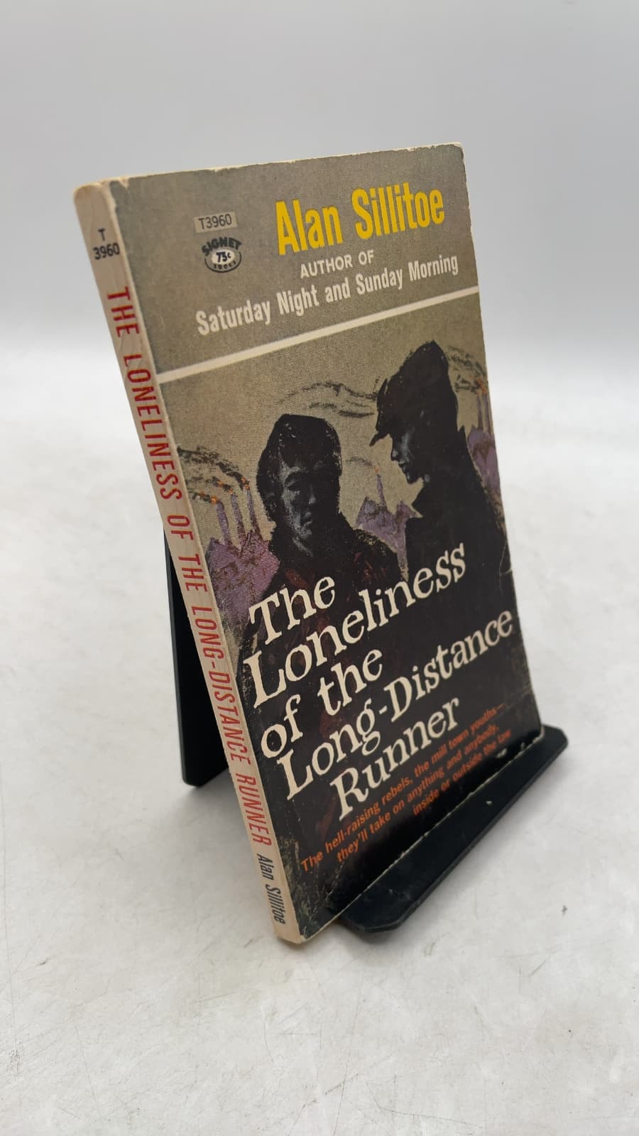The Loneliness of the Long-Distance Runner by Alan Sillitoe - front cover
