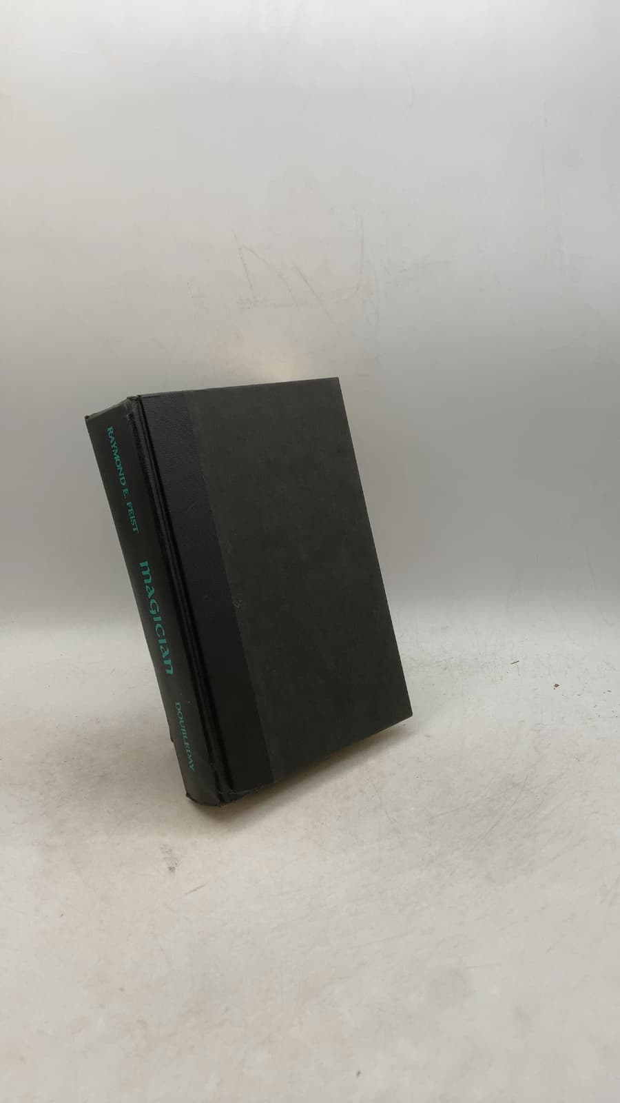 Magician by Raymond E. Feist - front cover