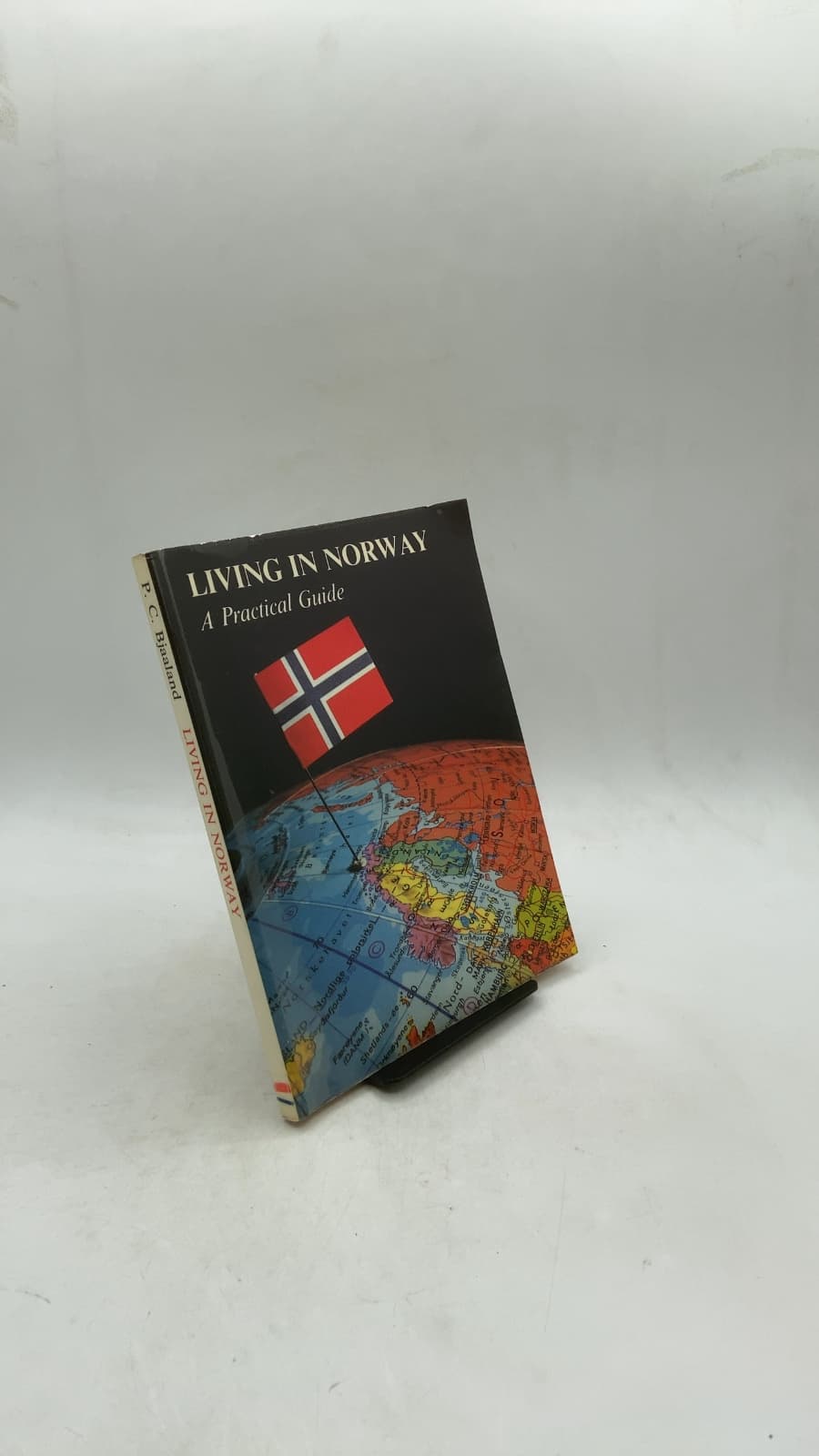 LIVING IN NORWAY A Practical Guide by Patricia Crinion Bjaaland - front cover