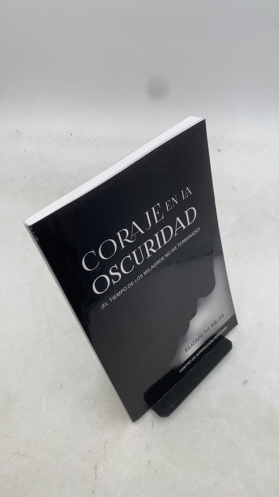 Coraje EN LA Oscuridad by Elizabeth Mejía - front cover