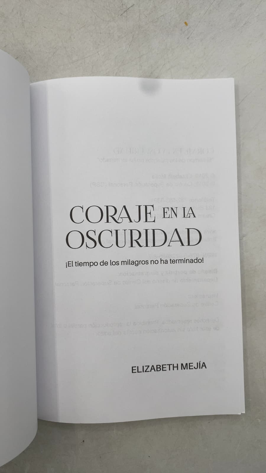 Coraje EN LA Oscuridad by Elizabeth Mejía - title page