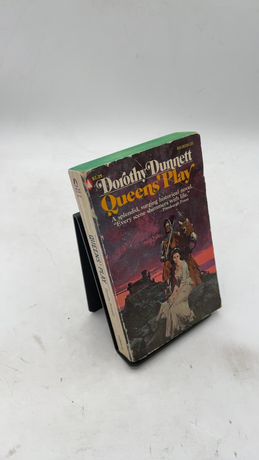 Queens' Play by Dorothy Dunnett - front cover