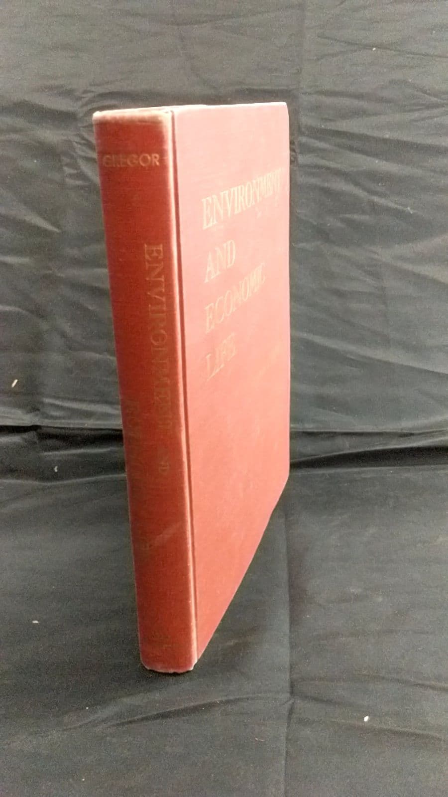 Environment AND Economic Life by Howard F. Gregor - front cover