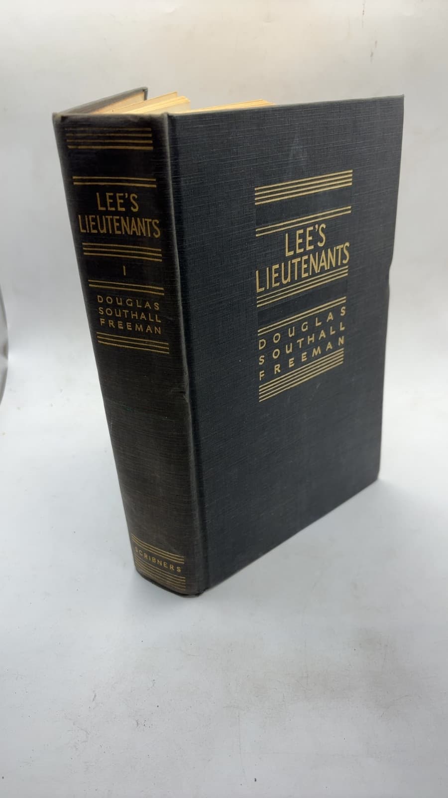 Lee's Lieutenants: A Study in Command by Douglas Southall Freeman - front cover