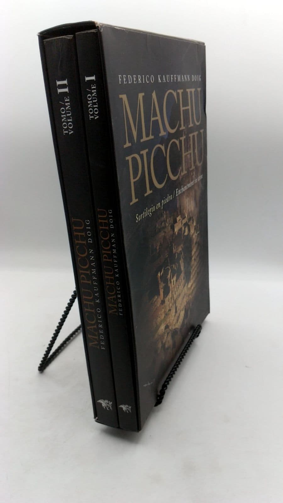 Machu Picchu: Sortilegio en piedra / Enchantment in stone by Federico Kauffmann Doig - front cover