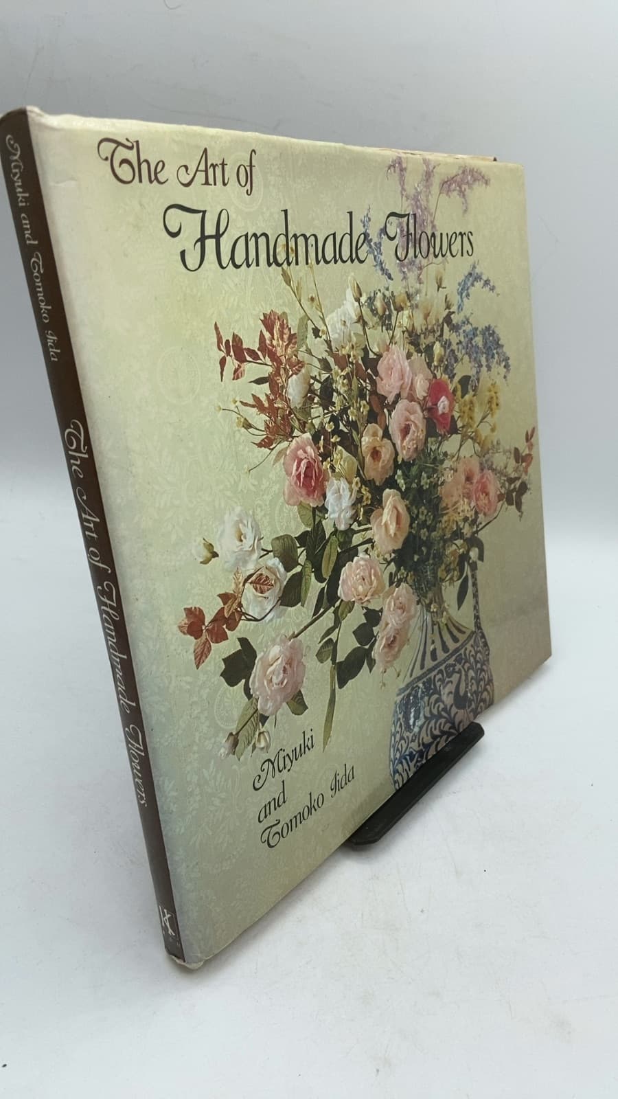 The Art of Handmade Flowers by Miyuki and Tomoko Iida - front cover