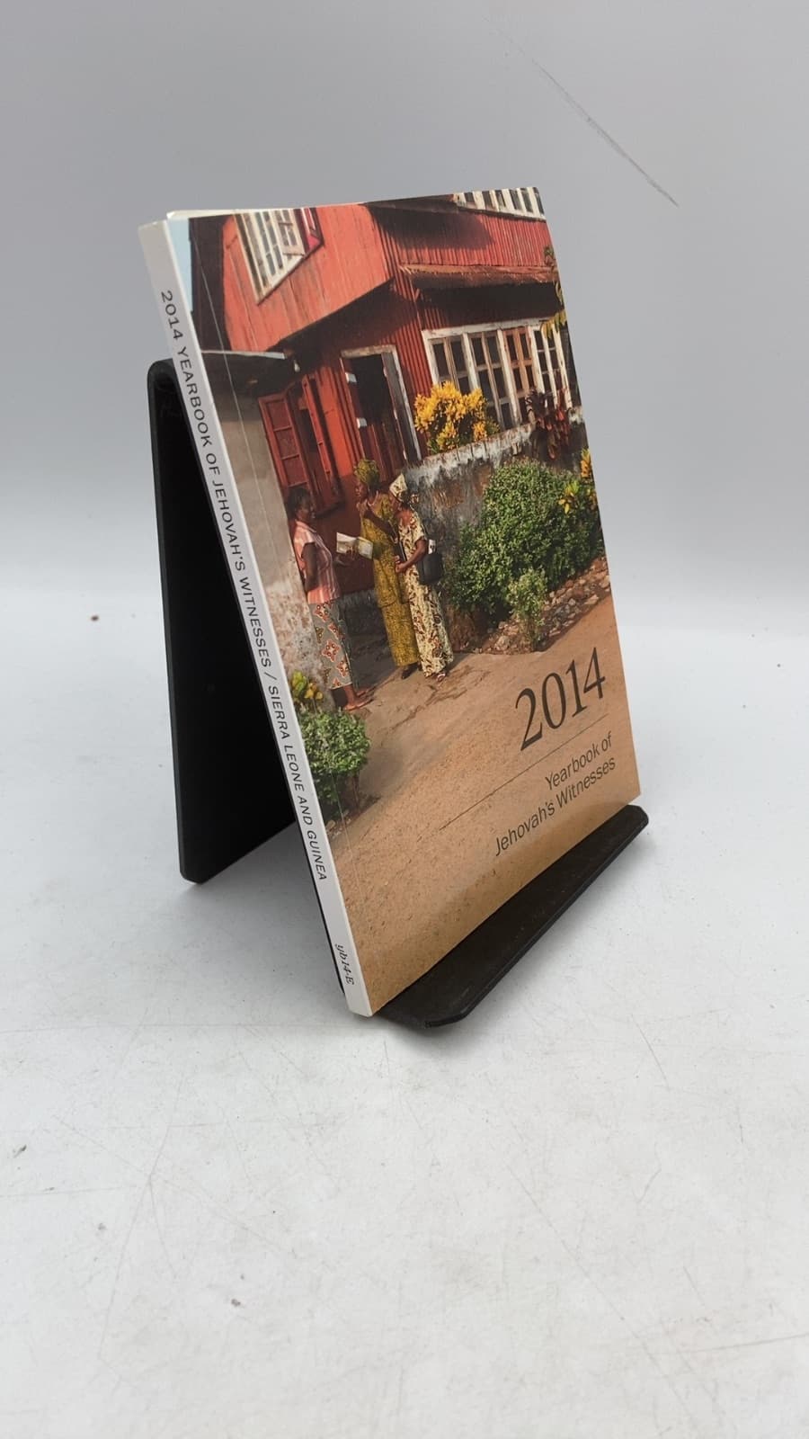 2014 Yearbook of Jehovah's Witnesses - front cover