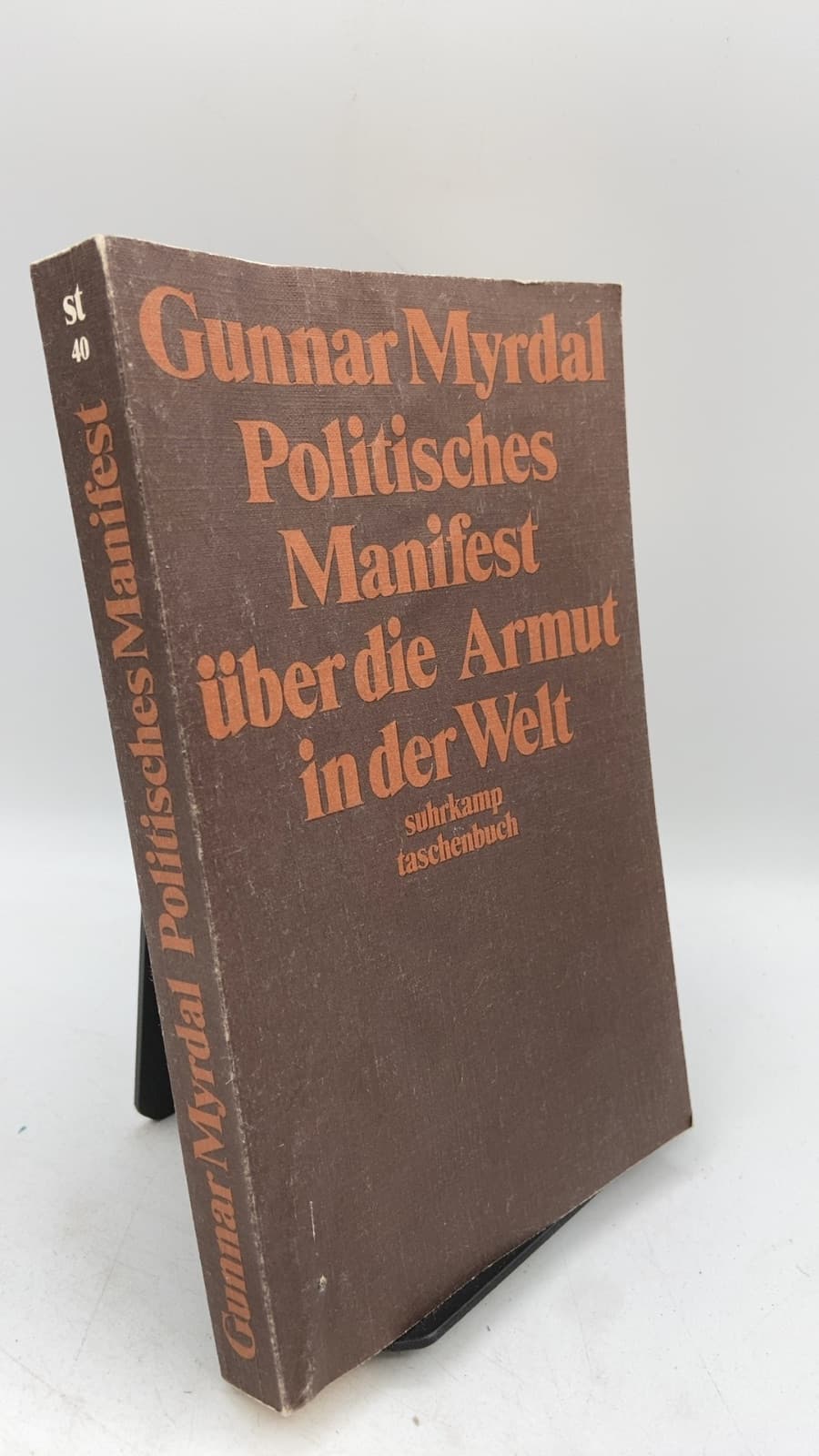 Politisches Manifest über die Armut in der Welt by Gunnar Myrdal - front cover