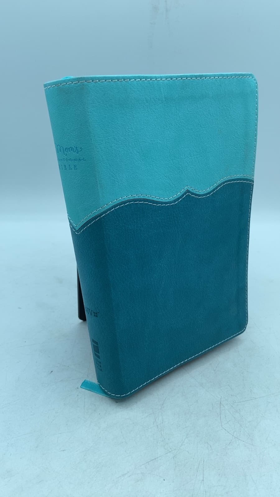 Mom's Devotional Bible: New International Version by Elisa Morgan (Revised notes) - front cover
