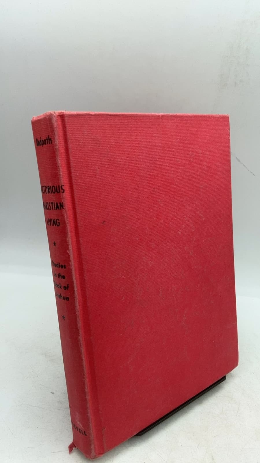 Victorious Christian Living: Studies in the Book of Joshua by Alan Redpath - front cover