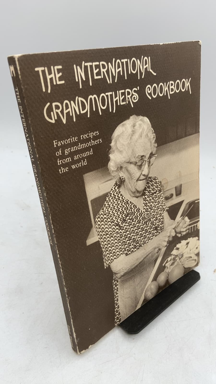 THE International Grandmothers' Cookbook by Eileen Weppner - front cover