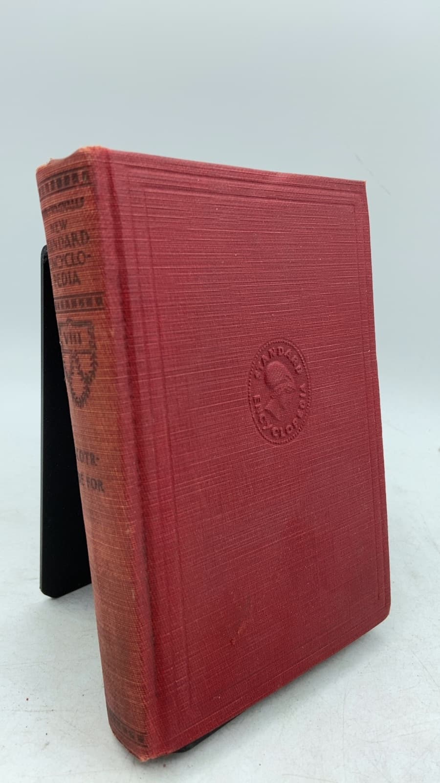Funk & Wagnalls New Standard Encyclopedia of Universal Knowledge, Volume VIII: Cotrone — De Forest by Frank H. Vizetelly - front cover