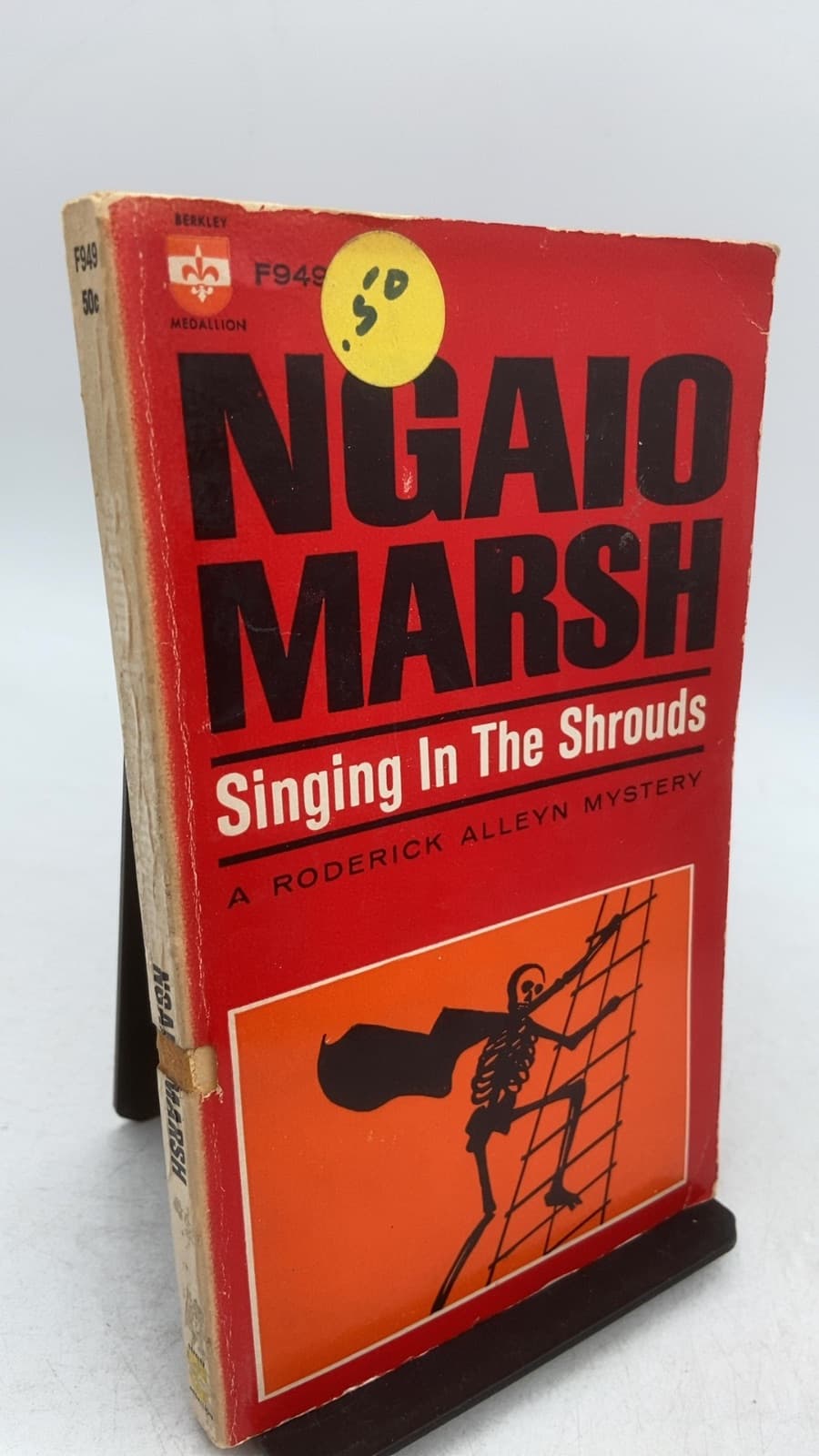Singing In The Shrouds by Ngaio Marsh - front cover