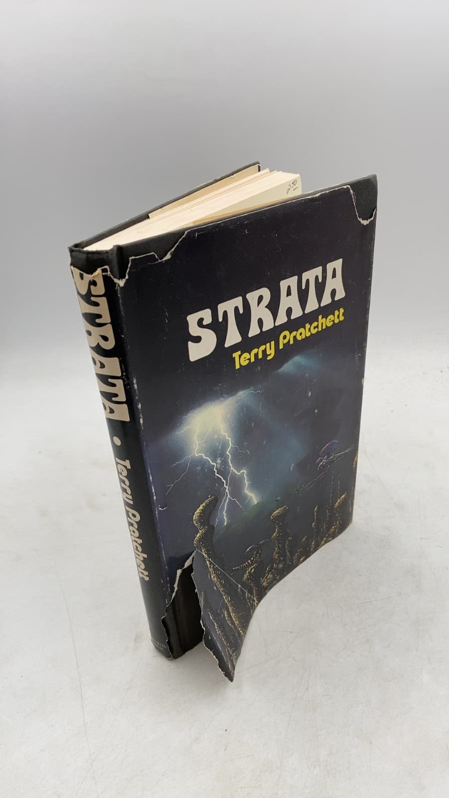 Strata by Terry Pratchett - front cover