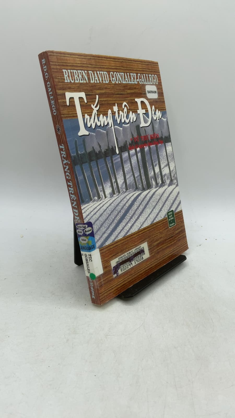 Trăng trên Đen by Ruben David Gonzalez-Gallego - front cover