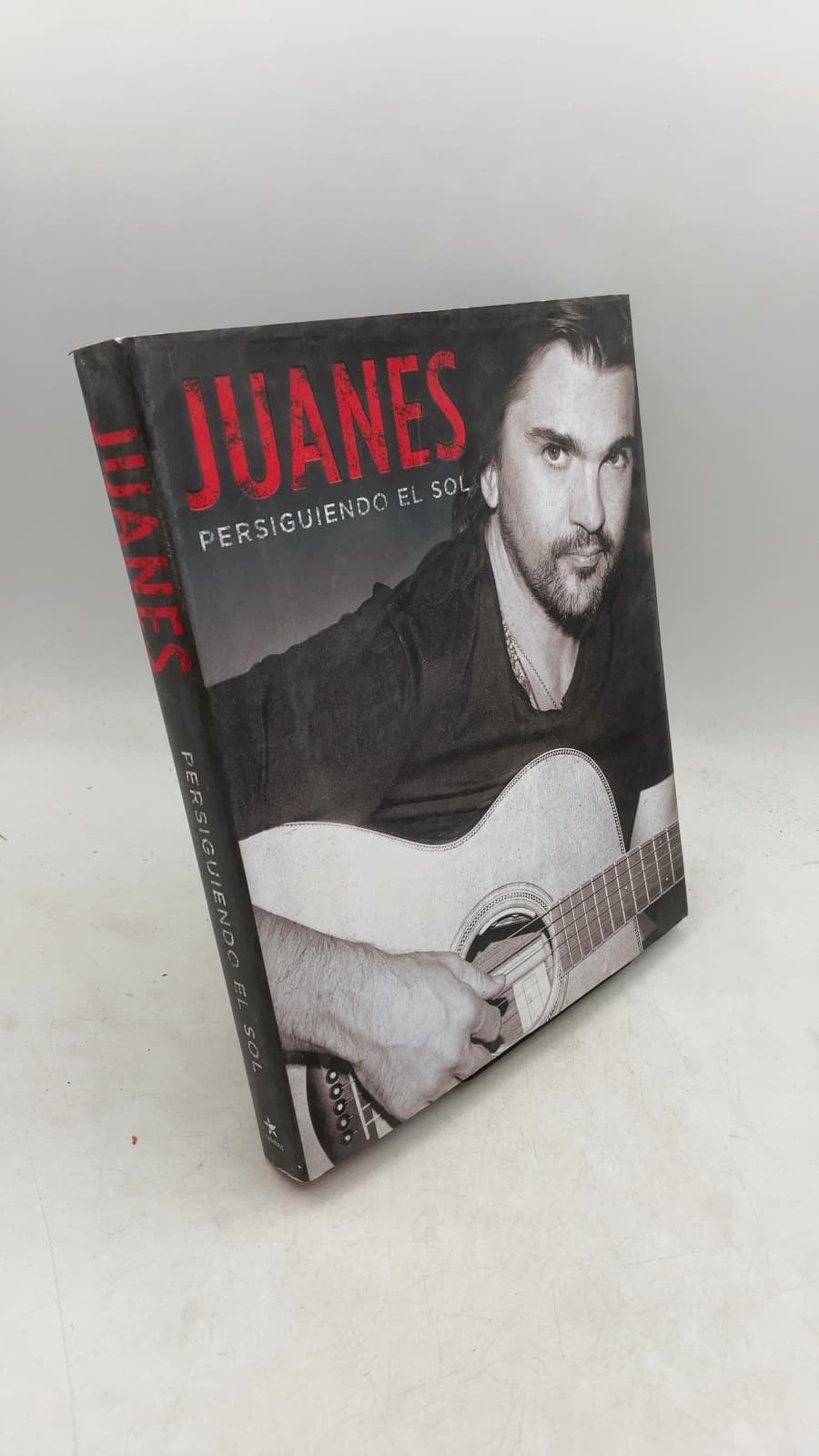 Juanes: Persiguiendo el Sol by Juanes - front cover