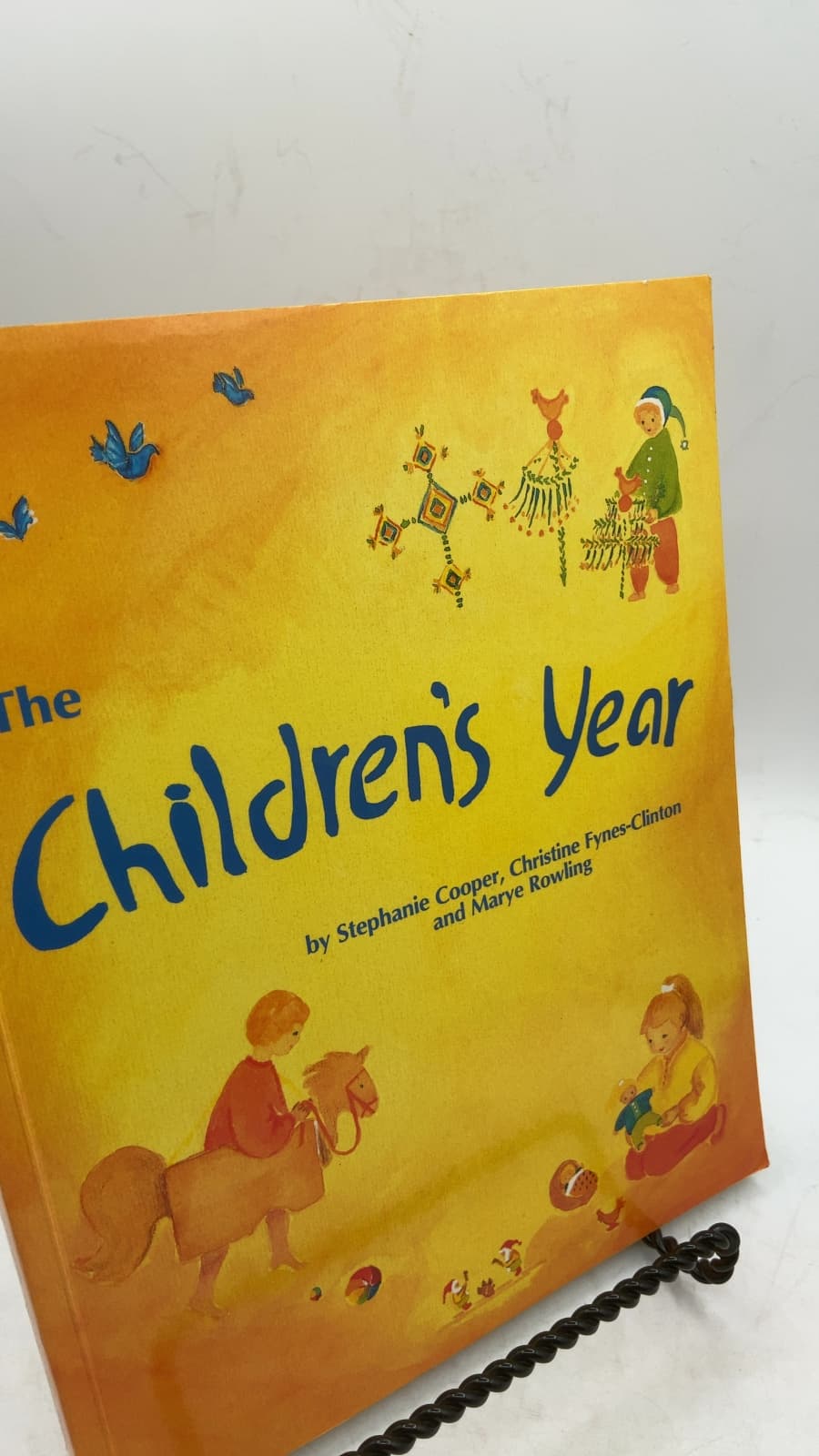 The Children's Year: crafts and clothes for children and parents to make by Stephanie Cooper, Christine Fynes-Clinton, Marye Rowling - front cover