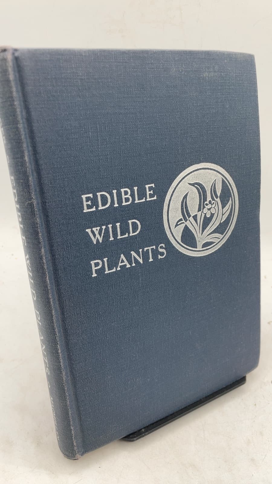 Edible Wild Plants by Oliver Perry Medsger - front cover