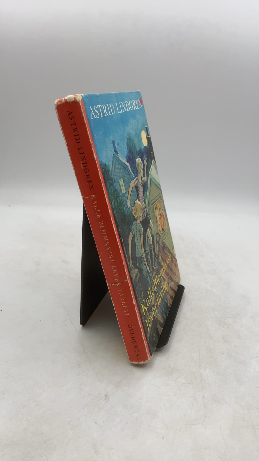 Kalle Blomkvist Lever Farligt by Astrid Lindgren - front cover