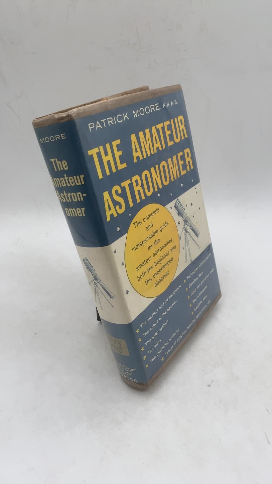 The Amateur Astronomer by Patrick Moore - front cover