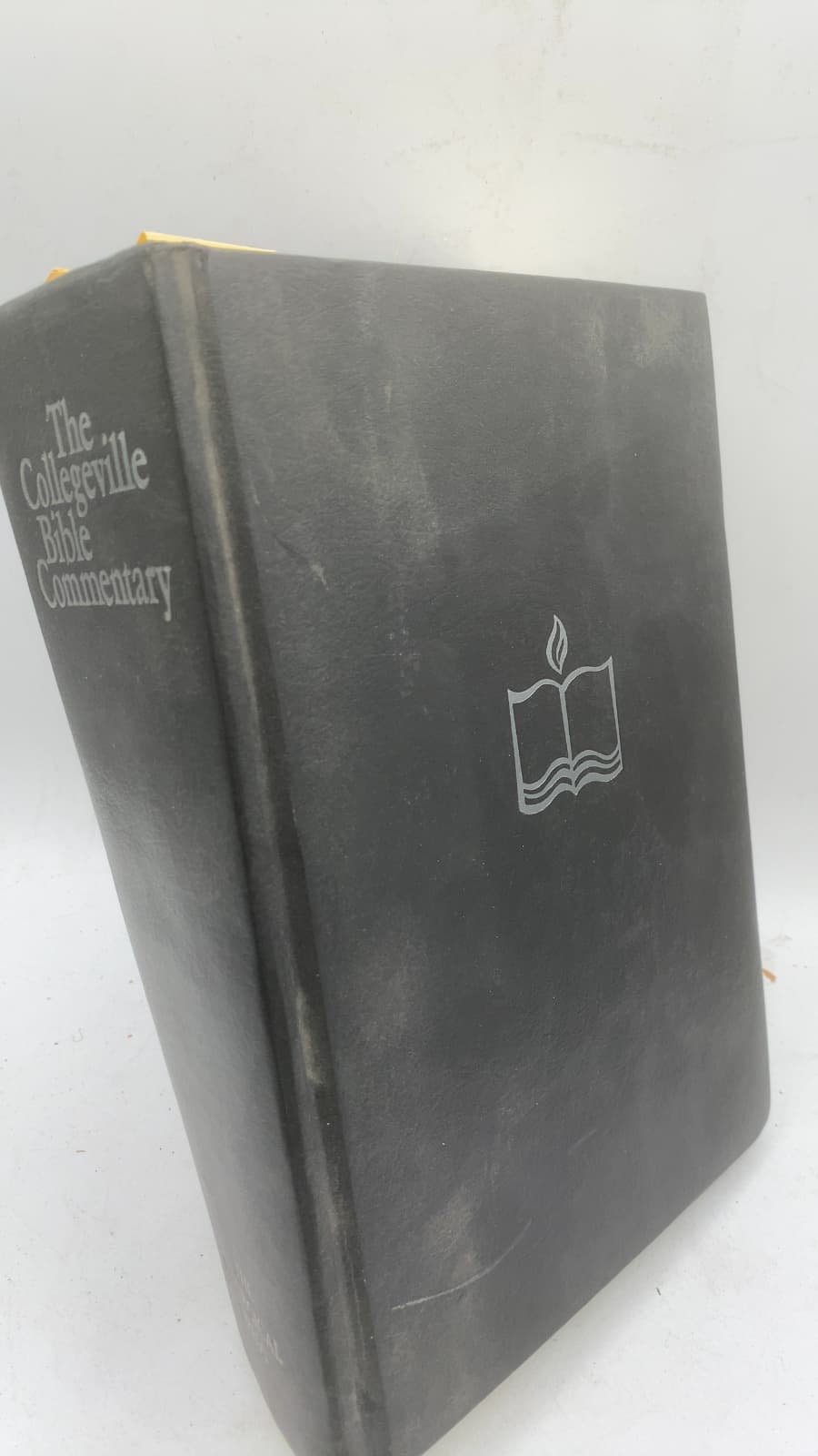 The Collegeville Bible Commentary by Dianne Bergant, C.S.A., and Robert J. Karris, O.F.M. - front cover