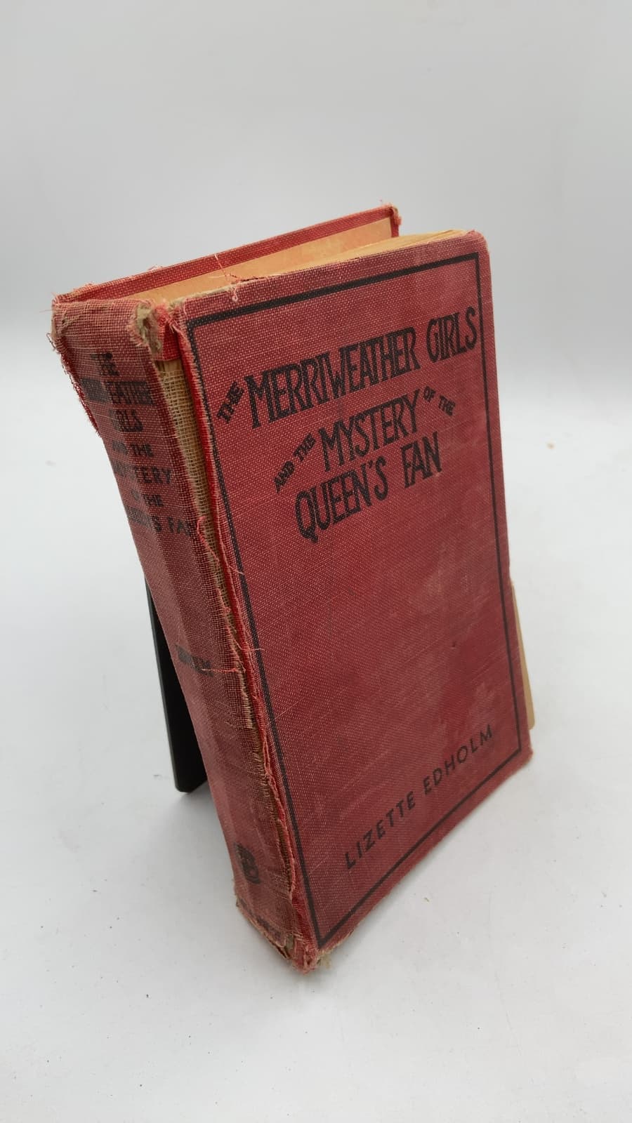 The Merriweather Girls and the Mystery of the Queen's Fan by Lizette M. Edholm - front cover