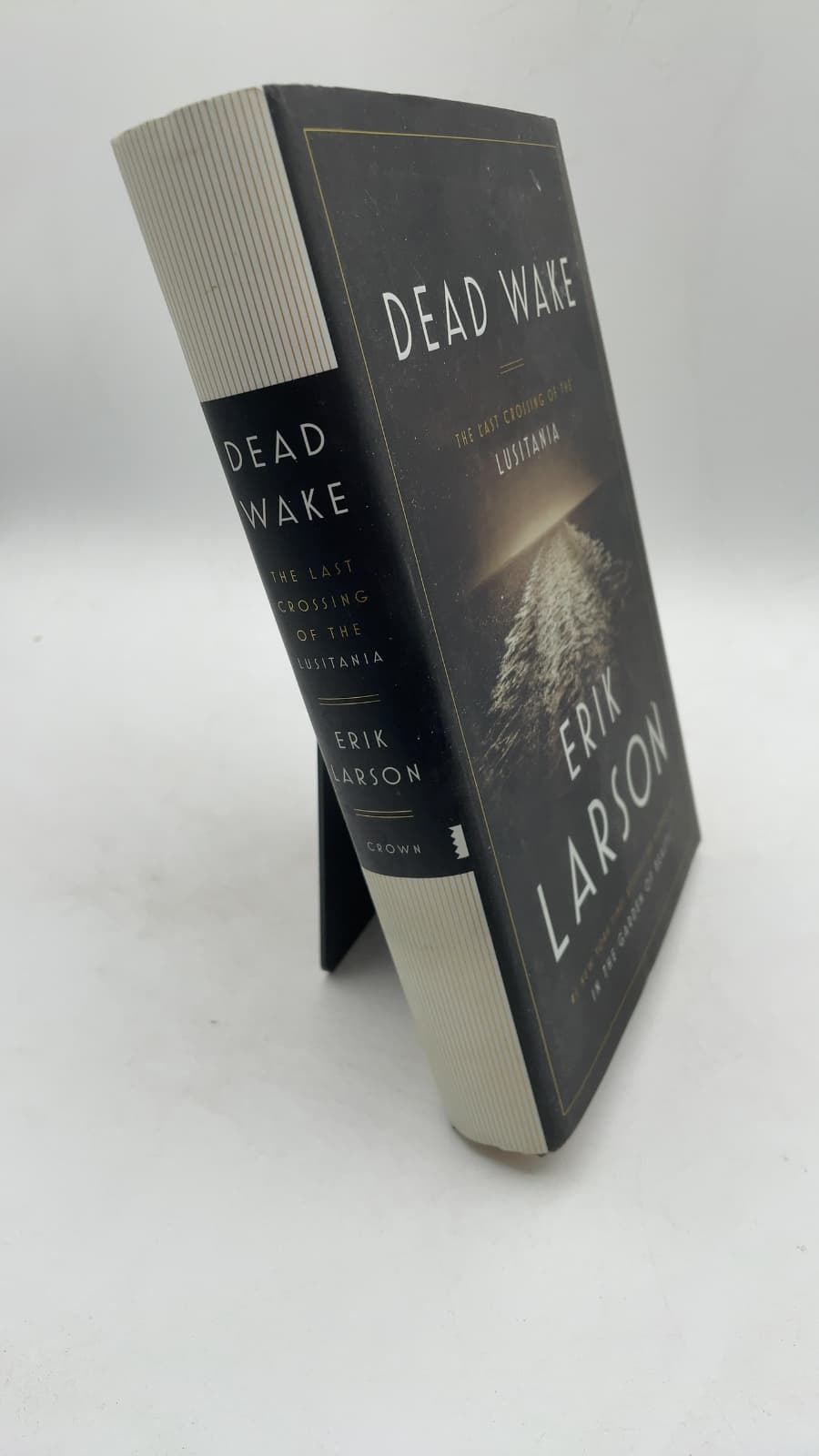 Dead Wake: The Last Crossing of the Lusitania by Erik Larson - front cover