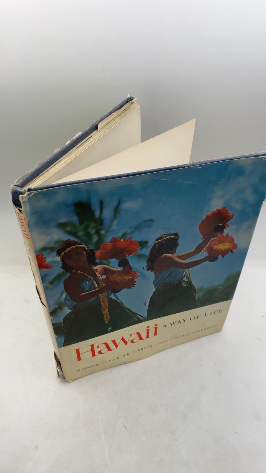 Hawaii: A Way of Life by Anna Riwkin-Brick and Eugénie Söderberg - front cover