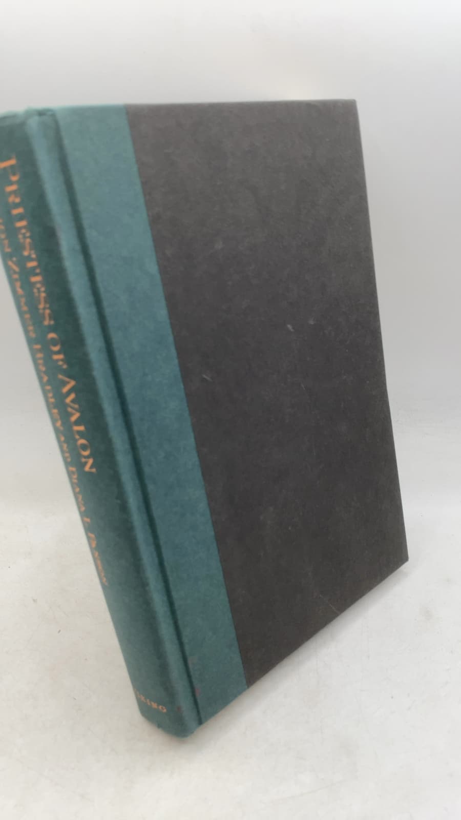 Priestess of Avalon by Marion Zimmer Bradley and Diana L. Paxson - front cover