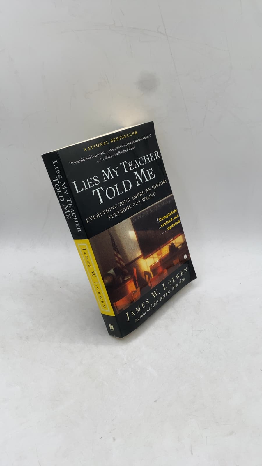Lies My Teacher Told Me: Everything Your American History Textbook Got Wrong by James W. Loewen - front cover