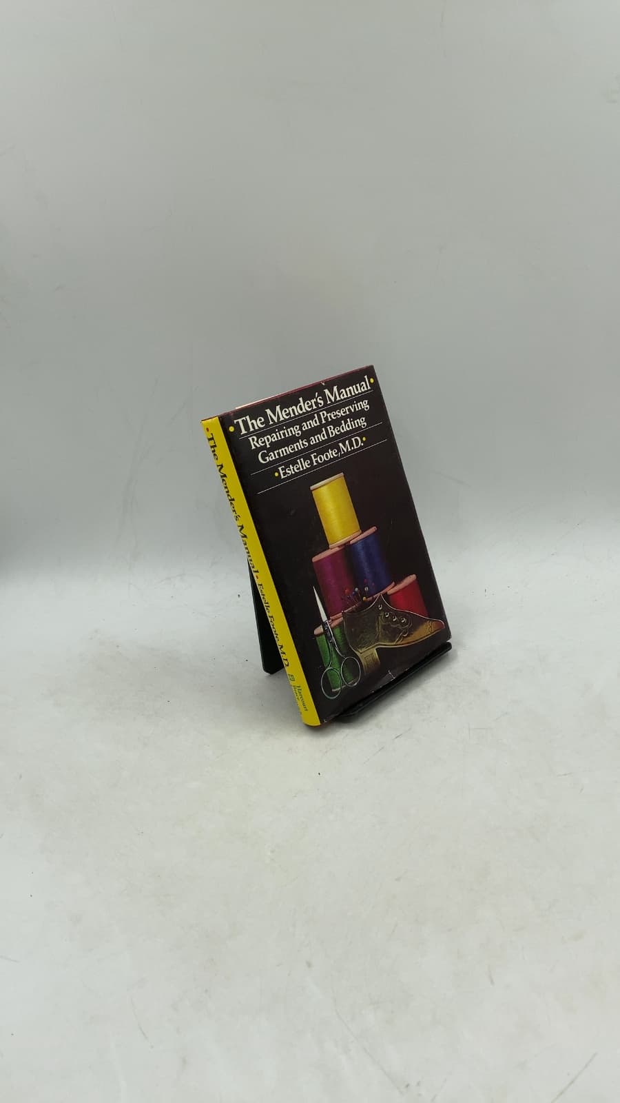 The Mender's Manual: Repairing and Preserving Garments and Bedding by Estelle Foote, M.D. - front cover