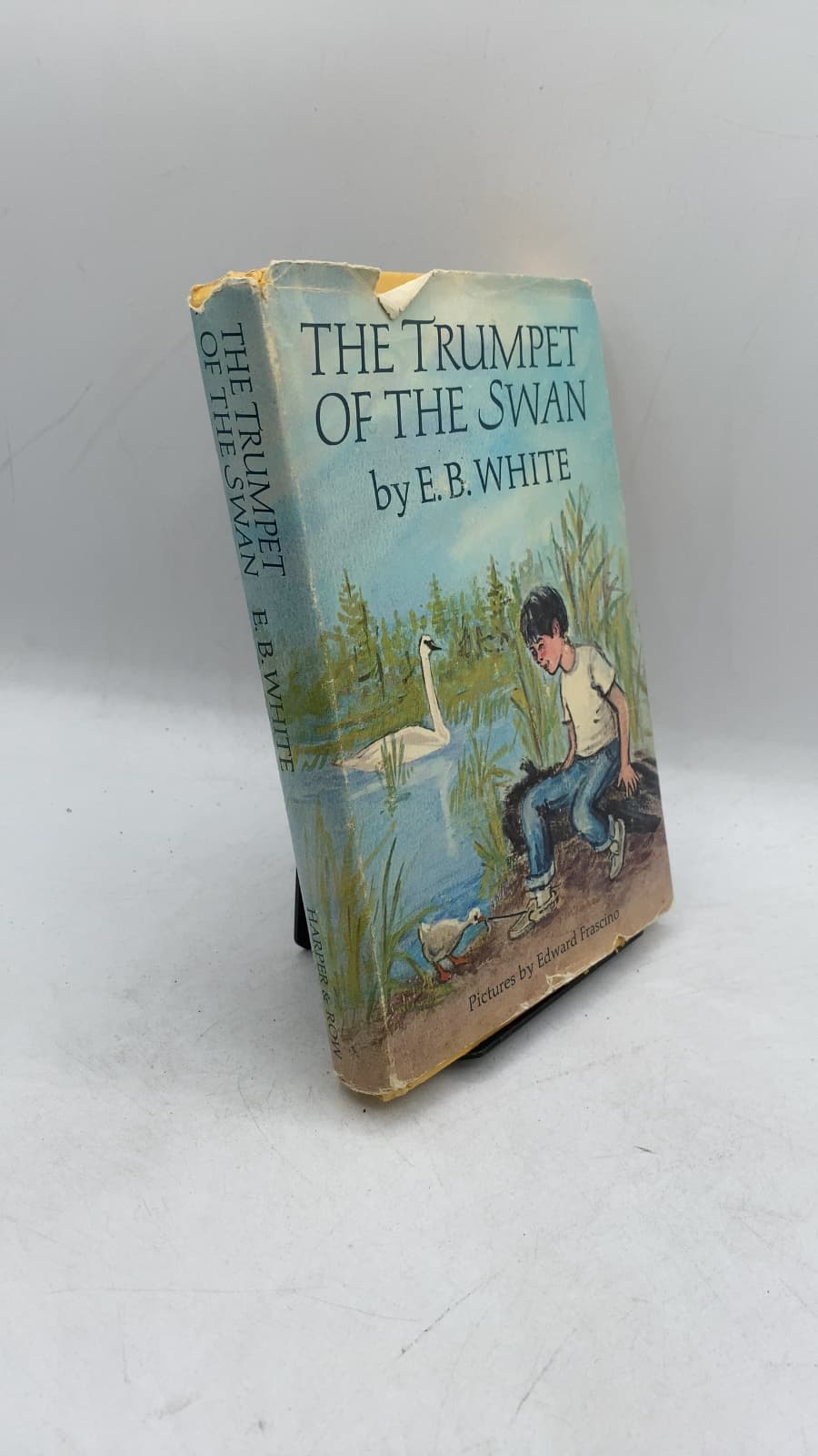 THE Trumpet OF THE Swan by E. B. White - front cover